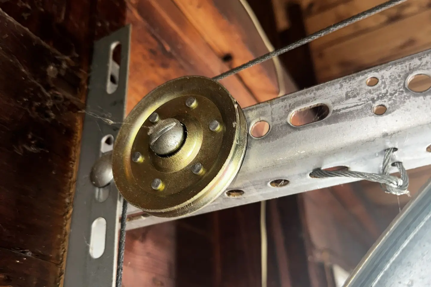 Garage Door Roller, Hinge & Hardware Repair for homeowners